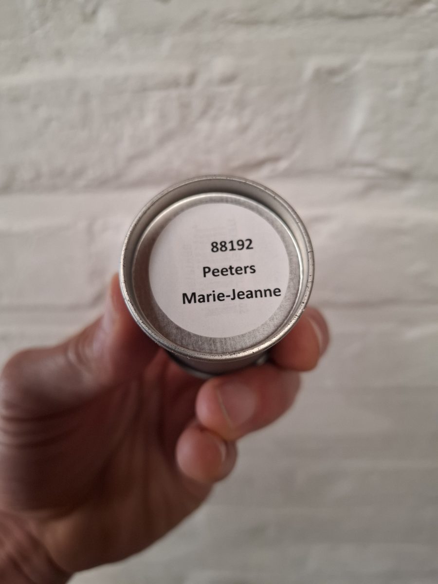 De pot met eikel en assen